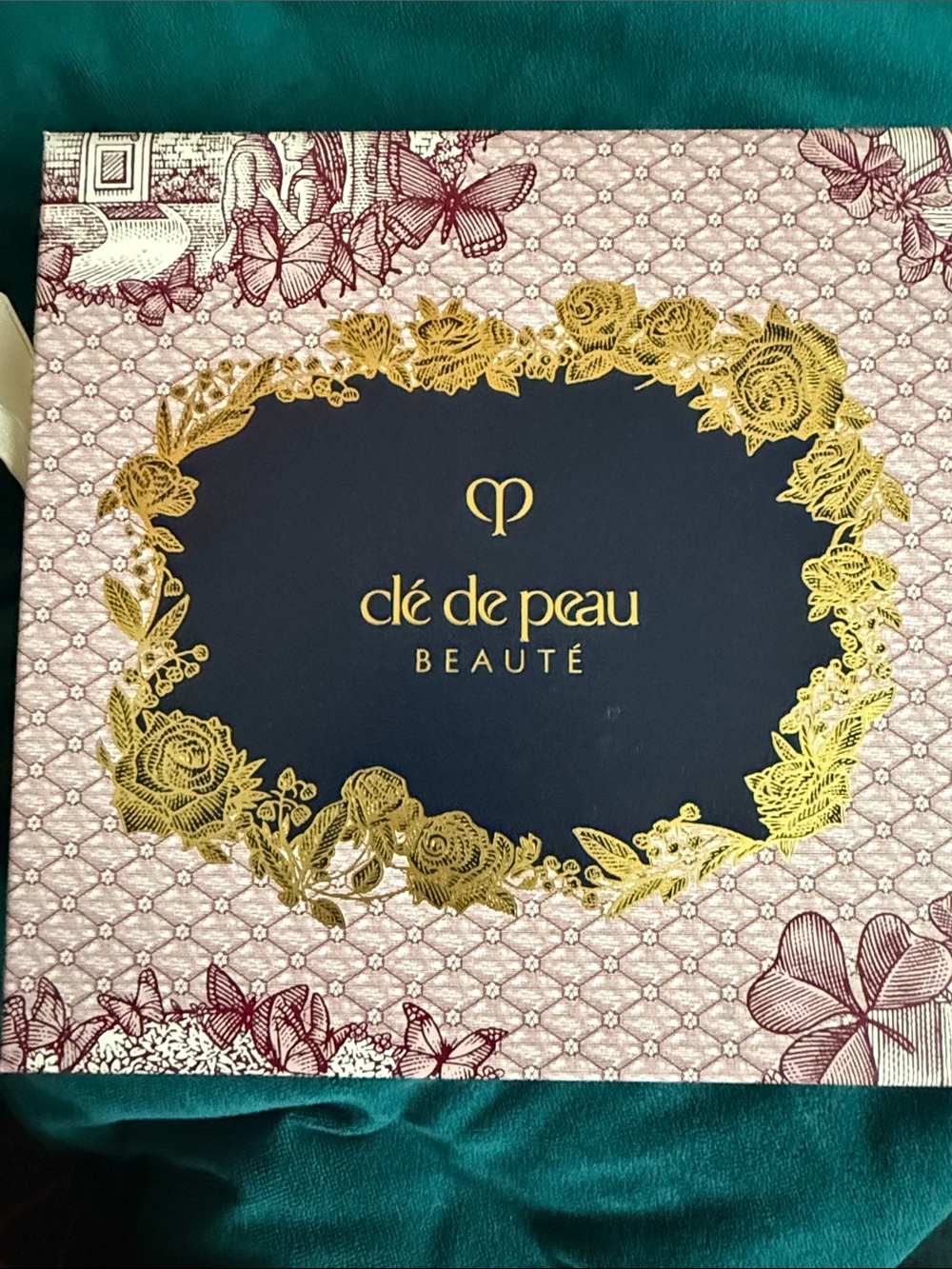 clé de peau Beauté Gift Box – Navy, Gold & Cream